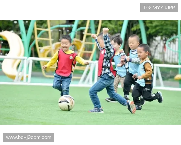 以足球玩偶帽子为灵感打造充满运动与童趣的创意时尚风 以足球玩偶帽子为灵感打造充满运动与童趣的创意时尚风